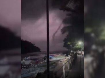 De acuerdo con las imágenes del video, el vórtice, conocido popularmente como "culebra de agua", apareció sobre el océano Pacífico mientras algunas personas permanecían cerca del embarcadero de la zona. ESPECIAL