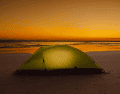Acampar en agosto ofrece una experiencia inigualable, pero es importante considerar las condiciones meteorológicas actuales antes de viajar para evitar problemas. CANVA