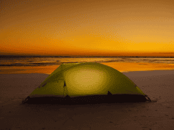 Acampar en agosto ofrece una experiencia inigualable, pero es importante considerar las condiciones meteorológicas actuales antes de viajar para evitar problemas. CANVA