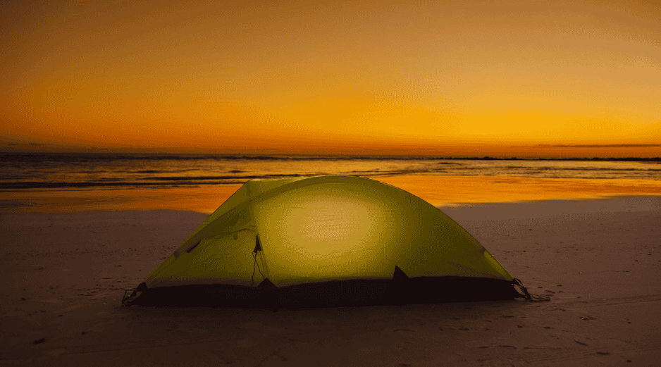 Acampar en agosto ofrece una experiencia inigualable, pero es importante considerar las condiciones meteorológicas actuales antes de viajar para evitar problemas. CANVA