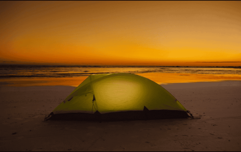 Acampar en agosto ofrece una experiencia inigualable, pero es importante considerar las condiciones meteorológicas actuales antes de viajar para evitar problemas. CANVA