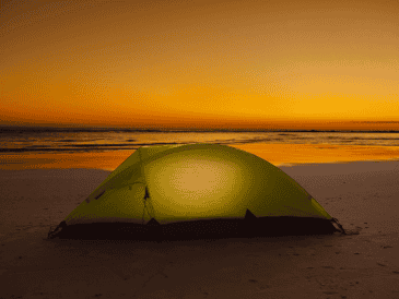 Acampar en agosto ofrece una experiencia inigualable, pero es importante considerar las condiciones meteorológicas actuales antes de viajar para evitar problemas. CANVA