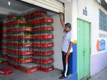 El aumento, señalan, se debe al encarecimiento de insumos para la producción de las bebidas. AP/ARCHIVO