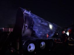Elementos de Protección Civil y Bomberos evitaron que el fuego se propagara hacia otros vehículos que se encontraban dentro del predio. CORTESÍA/UEPCBJ