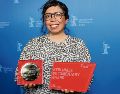 La directora mexicano-salvadoreña posa con el Premio a la Mejor Dirección del Jurado de Encuentros y el Premio al Mejor Documental de la Berlinale de 2023. AFP