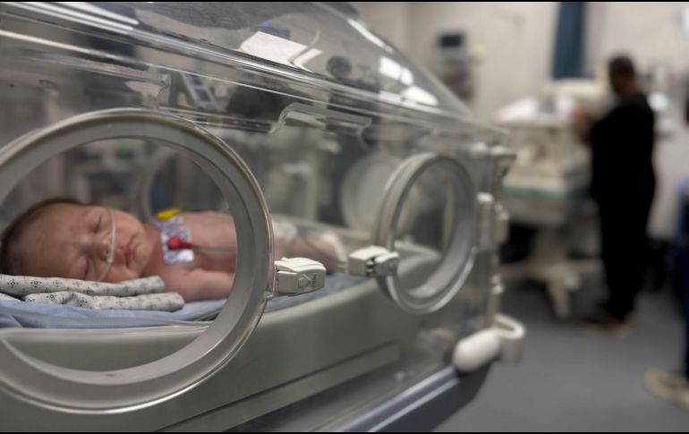 Un bebe permanece en una incubadora en el único hospital pediátrico operativo en el norte de la Franja de Gaza, que podría verse obligado a cerrar 
