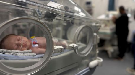 Un bebe permanece en una incubadora en el único hospital pediátrico operativo en el norte de la Franja de Gaza, que podría verse obligado a cerrar 