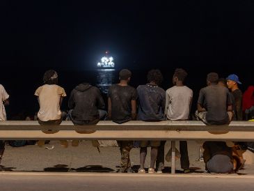 Los agentes de la Guardia Civil española continuaban rastreando hoy la zona del entorno fronterizo del Tarajal, que separa en Ceuta a España de Marruecos. AP/ARCHIVO