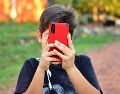 La recomendación es implementar escuelas libres de teléfonos celulares, al considerar que se trata de una medida sencilla, de bajo costo y con resultados comprobados. ESPECIAL / CANVA