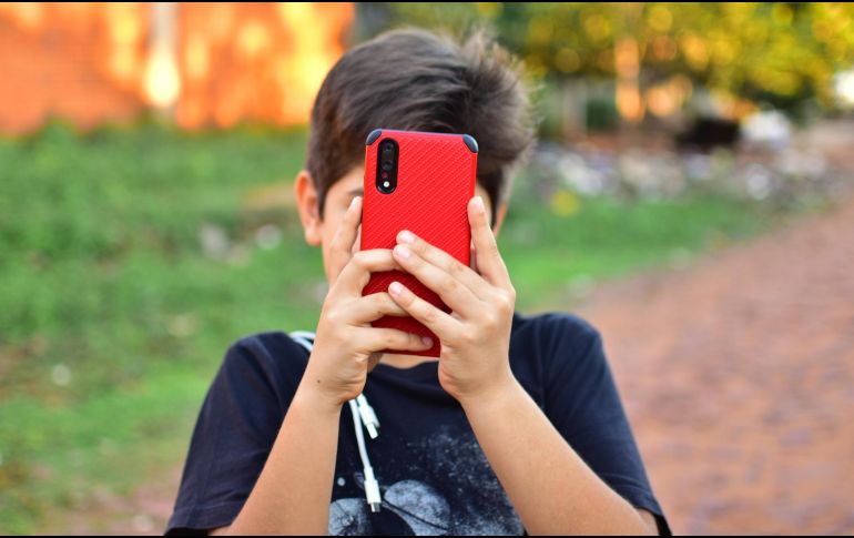 La recomendación es implementar escuelas libres de teléfonos celulares, al considerar que se trata de una medida sencilla, de bajo costo y con resultados comprobados. ESPECIAL / CANVA