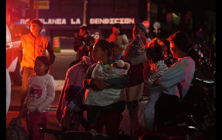 Mientras familias completas eran trasladadas en autobuses o ambulancias, el volcán de fuego en Guatemala mostraba toda su fuerza lanzando humo, ceniza y lava hasta unos 300 metros de altura. AP / M. CASTILLO