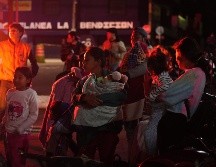 Mientras familias completas eran trasladadas en autobuses o ambulancias, el volcán de fuego en Guatemala mostraba toda su fuerza lanzando humo, ceniza y lava hasta unos 300 metros de altura. AP / M. CASTILLO