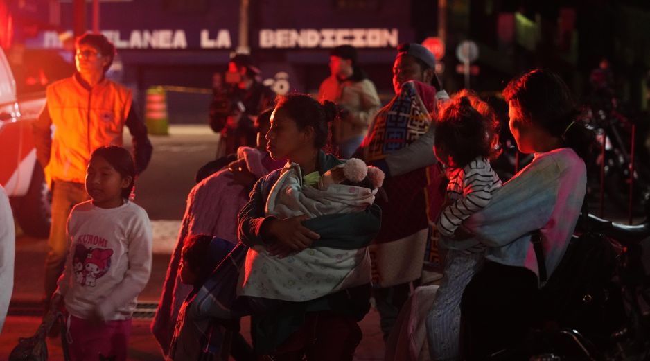 Mientras familias completas eran trasladadas en autobuses o ambulancias, el volcán de fuego en Guatemala mostraba toda su fuerza lanzando humo, ceniza y lava hasta unos 300 metros de altura. AP / M. CASTILLO