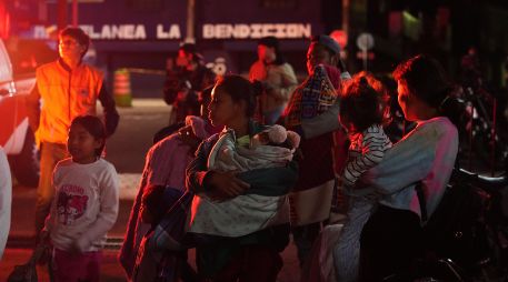 Mientras familias completas eran trasladadas en autobuses o ambulancias, el volcán de fuego en Guatemala mostraba toda su fuerza lanzando humo, ceniza y lava hasta unos 300 metros de altura. AP / M. CASTILLO
