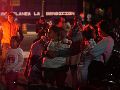 Mientras familias completas eran trasladadas en autobuses o ambulancias, el volcán de fuego en Guatemala mostraba toda su fuerza lanzando humo, ceniza y lava hasta unos 300 metros de altura. AP / M. CASTILLO