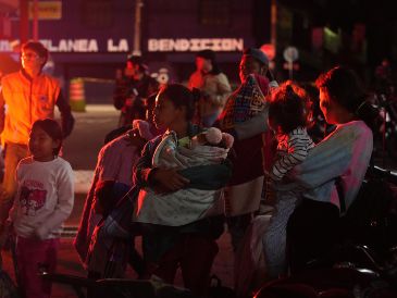 Mientras familias completas eran trasladadas en autobuses o ambulancias, el volcán de fuego en Guatemala mostraba toda su fuerza lanzando humo, ceniza y lava hasta unos 300 metros de altura. AP / M. CASTILLO