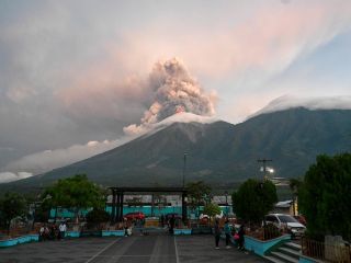 Las autoridades de Guatemala declararon alerta de máxima peligrosidad en las zonas afectadas por la erupción del volcán de Fuego, a 35 km de la capital del país. AFP / J. Ordóñez
