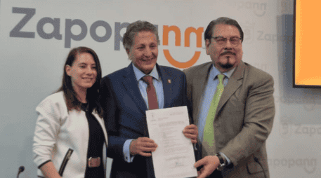 El presidente municipal de Zapopan, Juan José Frangie, explicó que con esto se busca que los ciudadanos y empresarios hagan menos trámites. EL INFORMADOR / J. VELAZCO