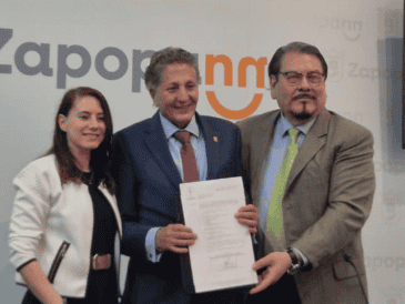 El presidente municipal de Zapopan, Juan José Frangie, explicó que con esto se busca que los ciudadanos y empresarios hagan menos trámites. EL INFORMADOR / J. VELAZCO