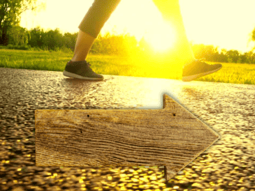 Cuando una persona camina al aire libre, los niveles de cortisol, la hormona del estrés crónico, disminuyen drásticamente. ESPECIAL / CANVA