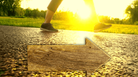 Cuando una persona camina al aire libre, los niveles de cortisol, la hormona del estrés crónico, disminuyen drásticamente. ESPECIAL / CANVA
