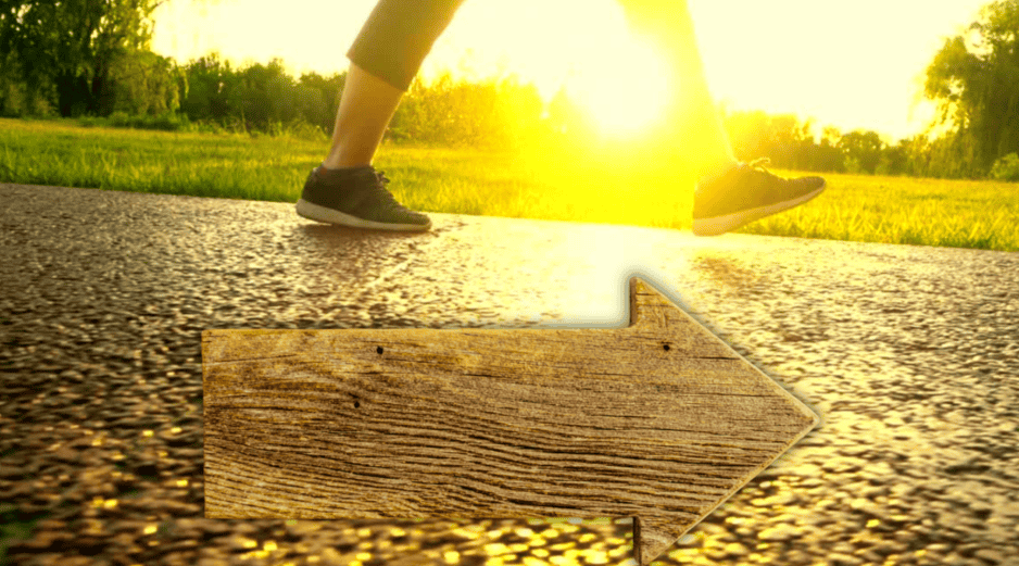 Cuando una persona camina al aire libre, los niveles de cortisol, la hormona del estrés crónico, disminuyen drásticamente. ESPECIAL / CANVA