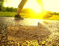 Cuando una persona camina al aire libre, los niveles de cortisol, la hormona del estrés crónico, disminuyen drásticamente. ESPECIAL / CANVA