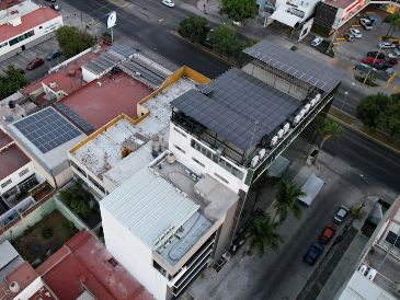 La adopción de energía solar brinda independencia económica y protege el entorno, mientras los arquitectos innovan para integrar estos sistemas con estética y eficiencia. EL INFORMADOR / ARCHIVO