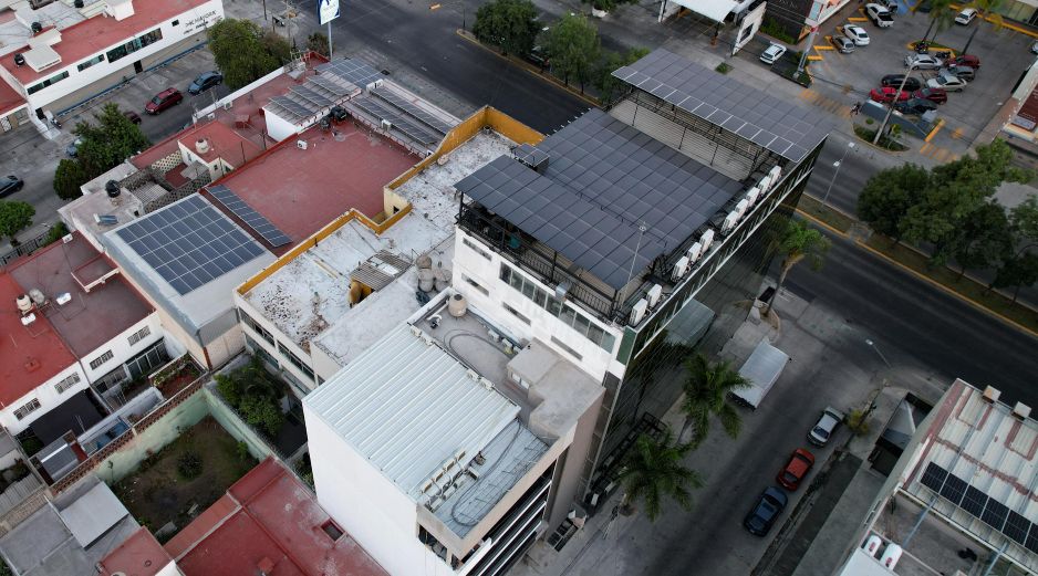 La adopción de energía solar brinda independencia económica y protege el entorno, mientras los arquitectos innovan para integrar estos sistemas con estética y eficiencia. EL INFORMADOR / ARCHIVO