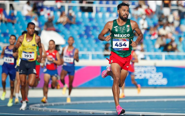 Eduardo Herrera le dio a México la sexta medalla de oro dentro del atletismo en los Juegos Centroamericano y del Caribe con un tiempo de 13:50.86 minutos. EFE/ R. Sura.