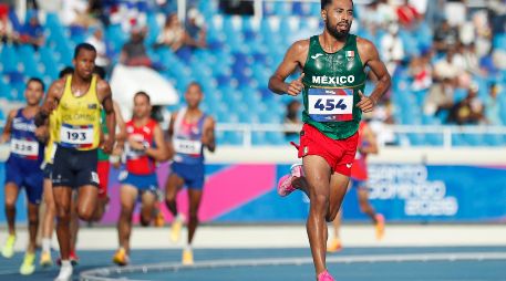 Eduardo Herrera le dio a México la sexta medalla de oro dentro del atletismo en los Juegos Centroamericano y del Caribe con un tiempo de 13:50.86 minutos. EFE/ R. Sura.