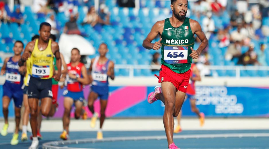Eduardo Herrera le dio a México la sexta medalla de oro dentro del atletismo en los Juegos Centroamericano y del Caribe con un tiempo de 13:50.86 minutos. EFE/ R. Sura.