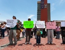 Jóvenes sostienen carteles durante una manifestación frente a la torre de Rectoría de la Universidad Nacional Autónoma de México (UNAM), este lunes en Ciudad de México. EFE/M. Guzmán