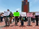 Jóvenes sostienen carteles durante una manifestación frente a la torre de Rectoría de la Universidad Nacional Autónoma de México (UNAM), este lunes en Ciudad de México. EFE/M. Guzmán