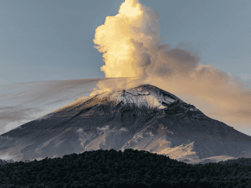 La reciente actividad del volcán El Coloso generó dudas sobre el impacto de sus cenizas en Chiapas, este es el reporte oficial de las autoridades y la trayectoria del material. CANVA