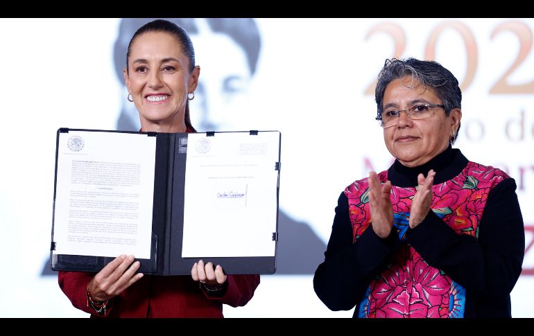 La Presidenta de México, Claudia Sheinbaum, acompañada de secretaria Anticorrupción y Buen Gobierno, Raquel Buenrostro (d), participan en una rueda de prensa en Palacio Nacional. EFE/S. Gutiérrez.