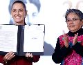 La Presidenta de México, Claudia Sheinbaum, acompañada de secretaria Anticorrupción y Buen Gobierno, Raquel Buenrostro (d), participan en una rueda de prensa en Palacio Nacional. EFE/S. Gutiérrez.