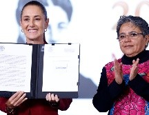 La Presidenta de México, Claudia Sheinbaum, acompañada de secretaria Anticorrupción y Buen Gobierno, Raquel Buenrostro (d), participan en una rueda de prensa en Palacio Nacional. EFE/S. Gutiérrez.