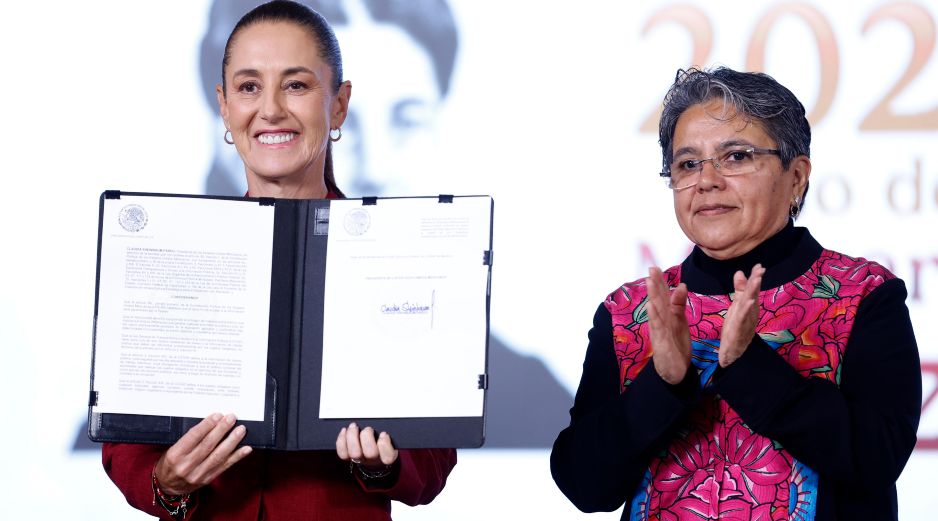 La Presidenta de México, Claudia Sheinbaum, acompañada de secretaria Anticorrupción y Buen Gobierno, Raquel Buenrostro (d), participan en una rueda de prensa en Palacio Nacional. EFE/S. Gutiérrez.