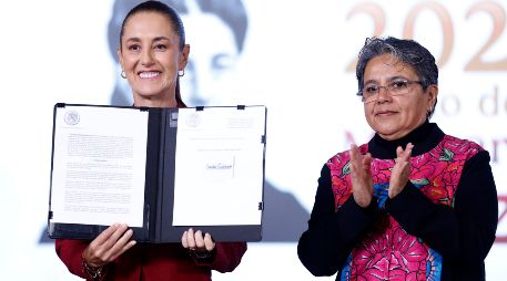 La Presidenta de México, Claudia Sheinbaum, acompañada de secretaria Anticorrupción y Buen Gobierno, Raquel Buenrostro (d), participan en una rueda de prensa en Palacio Nacional. EFE/S. Gutiérrez.