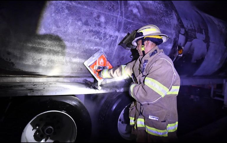 Gracias al actuar de elementos de Protección Civil y Bomberos del municipio y del Estado, se logró contener el fuego antes de que se propagara a 30 vehículos más que se encontraban al interior de la pensión. ESPECIAL