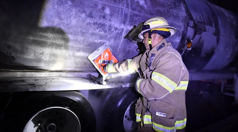 Gracias al actuar de elementos de Protección Civil y Bomberos del municipio y del Estado, se logró contener el fuego antes de que se propagara a 30 vehículos más que se encontraban al interior de la pensión. ESPECIAL