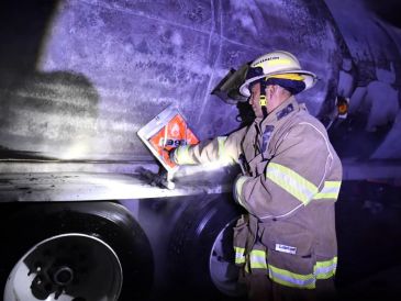 Gracias al actuar de elementos de Protección Civil y Bomberos del municipio y del Estado, se logró contener el fuego antes de que se propagara a 30 vehículos más que se encontraban al interior de la pensión. ESPECIAL