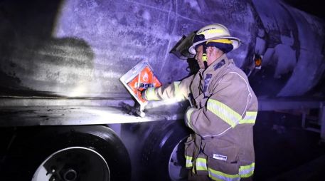 Gracias al actuar de elementos de Protección Civil y Bomberos del municipio y del Estado, se logró contener el fuego antes de que se propagara a 30 vehículos más que se encontraban al interior de la pensión. ESPECIAL