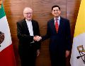 El canciller mexicano Roberto Velasco (d) saluda al secretario de Estado del Vaticano, el cardenal Pietro Parolin, este martes en la Ciudad de México. EFE/SRE