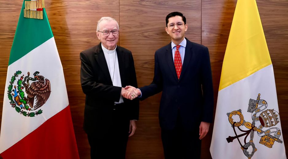 El canciller mexicano Roberto Velasco (d) saluda al secretario de Estado del Vaticano, el cardenal Pietro Parolin, este martes en la Ciudad de México. EFE/SRE