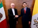 El canciller mexicano Roberto Velasco (d) saluda al secretario de Estado del Vaticano, el cardenal Pietro Parolin, este martes en la Ciudad de México. EFE/SRE