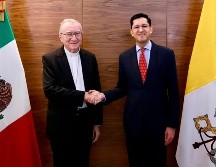 El canciller mexicano Roberto Velasco (d) saluda al secretario de Estado del Vaticano, el cardenal Pietro Parolin, este martes en la Ciudad de México. EFE/SRE