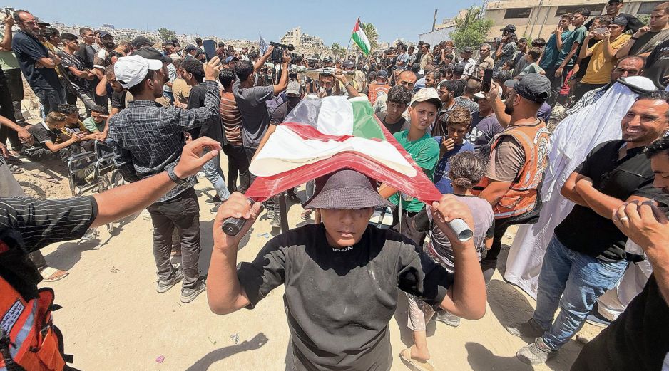 Los palestinos buscan reconstruir su ciudad y sepultar a sus fallecidos. EFE