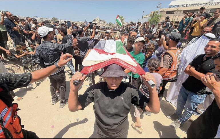 Los palestinos buscan reconstruir su ciudad y sepultar a sus fallecidos. EFE